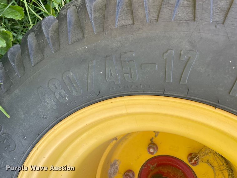 image for item IC9264 2005 New Holland BR780  round baler