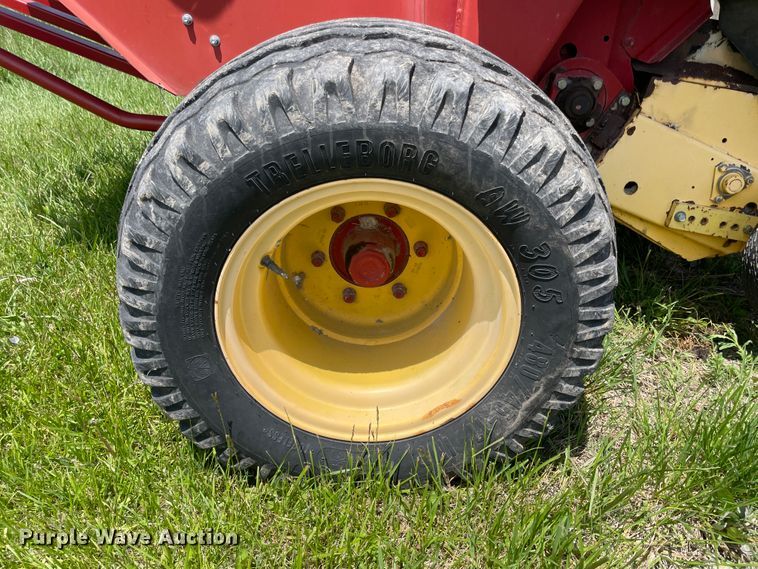 image for item IC9264 2005 New Holland BR780  round baler