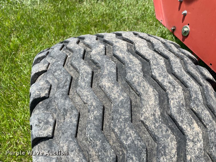 image for item IC9264 2005 New Holland BR780  round baler