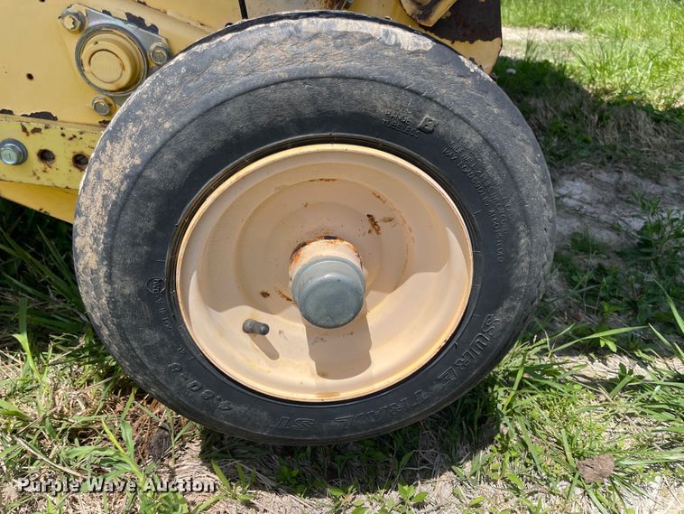 image for item IC9264 2005 New Holland BR780  round baler