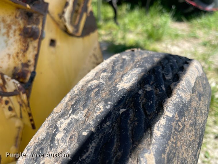 image for item IC9264 2005 New Holland BR780  round baler