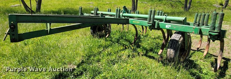 image for item IF9794 John Deere 100  chisel