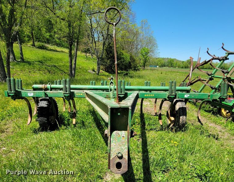 image for item IF9794 John Deere 100  chisel