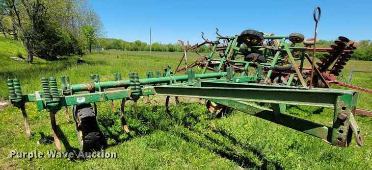 image for item IF9794 John Deere 100  chisel