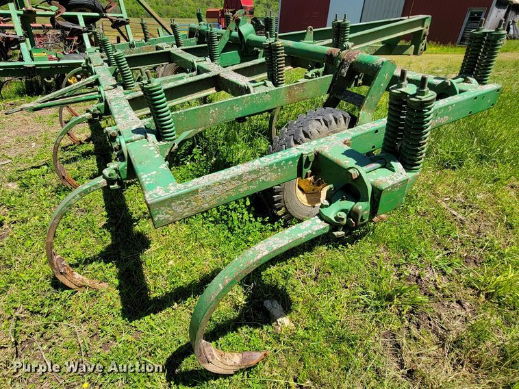 image for item IF9794 John Deere 100  chisel