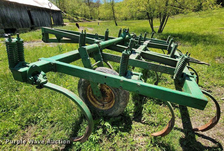 image for item IF9794 John Deere 100  chisel