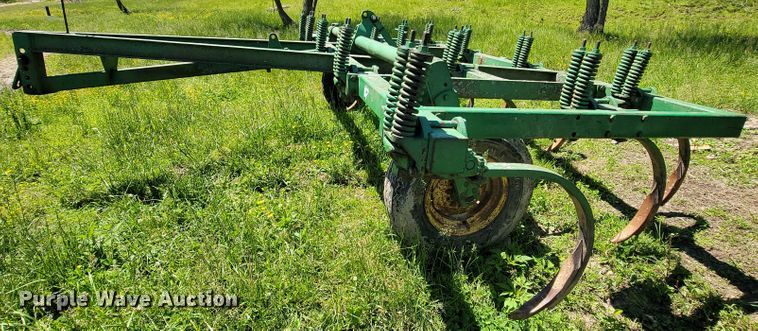 image for item IF9794 John Deere 100  chisel