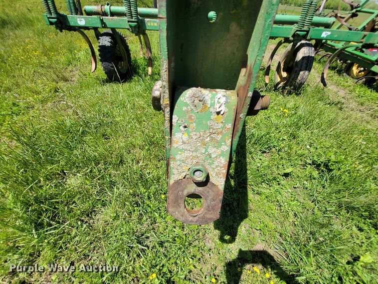 image for item IF9794 John Deere 100  chisel