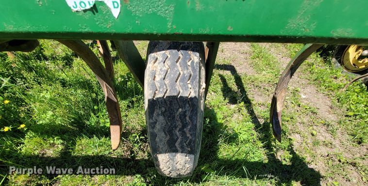 image for item IF9794 John Deere 100  chisel