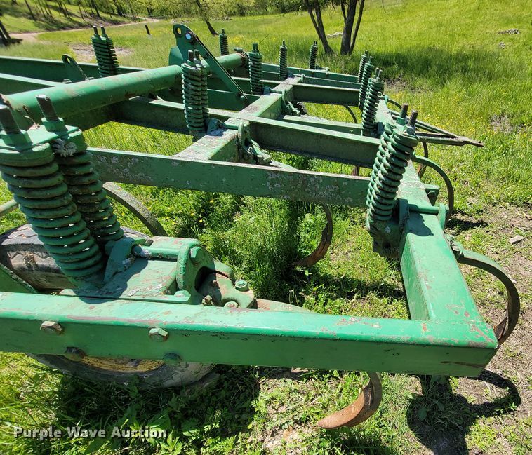 image for item IF9794 John Deere 100  chisel