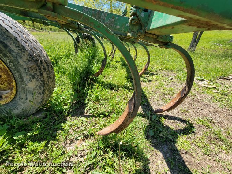 image for item IF9794 John Deere 100  chisel