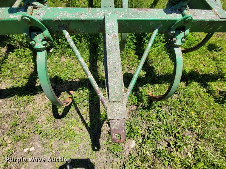 image for item IF9794 John Deere 100  chisel