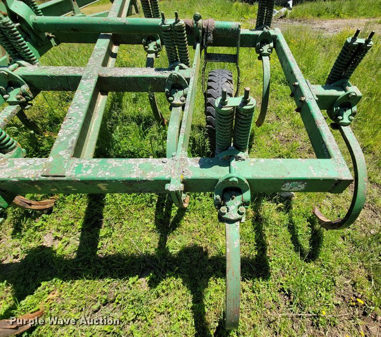 image for item IF9794 John Deere 100  chisel