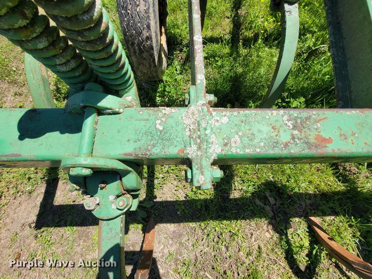 image for item IF9794 John Deere 100  chisel