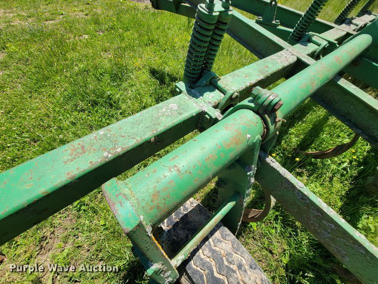 image for item IF9794 John Deere 100  chisel