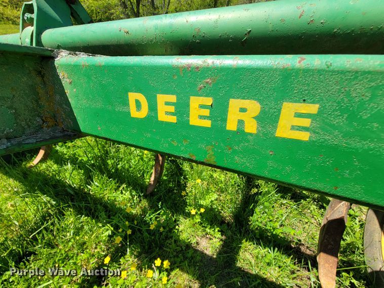 image for item IF9794 John Deere 100  chisel