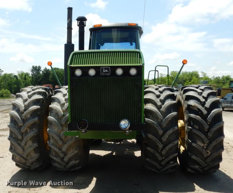 image for item IL9433 1993 John Deere 8970  4WD tractor