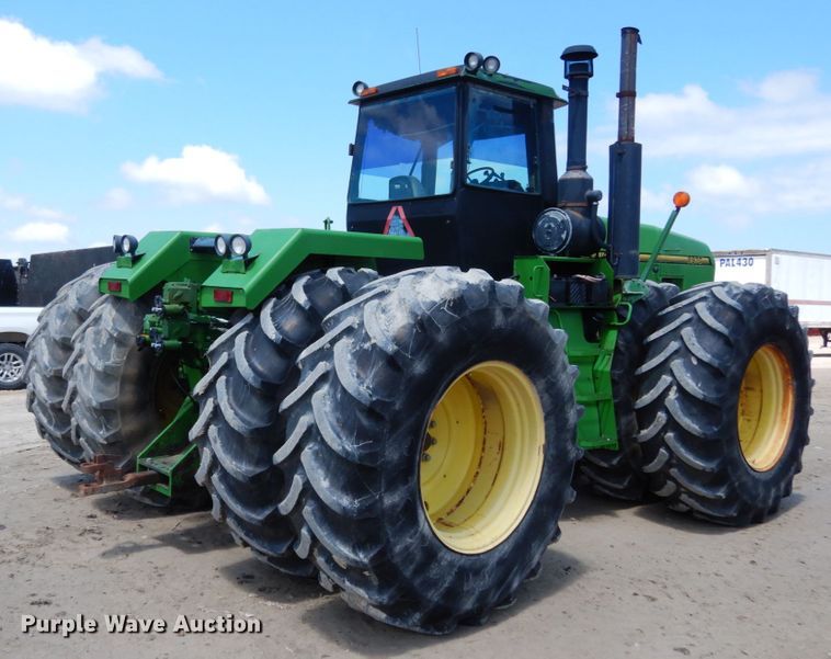 image for item IL9433 1993 John Deere 8970  4WD tractor