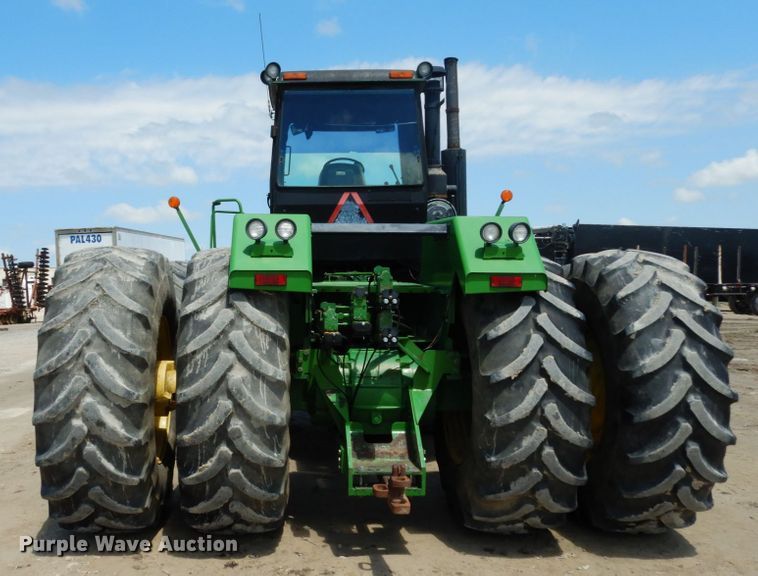 image for item IL9433 1993 John Deere 8970  4WD tractor