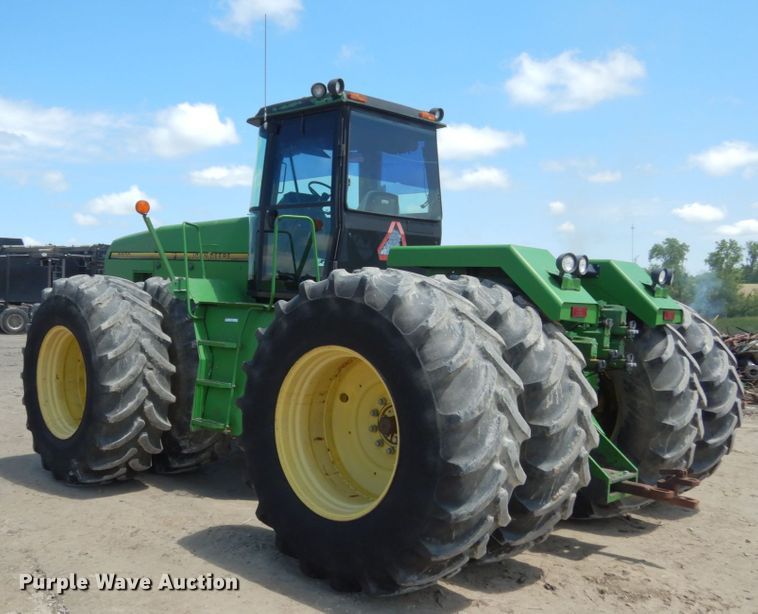 image for item IL9433 1993 John Deere 8970  4WD tractor