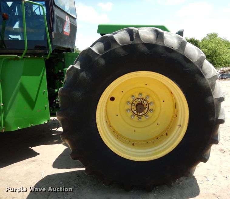 image for item IL9433 1993 John Deere 8970  4WD tractor