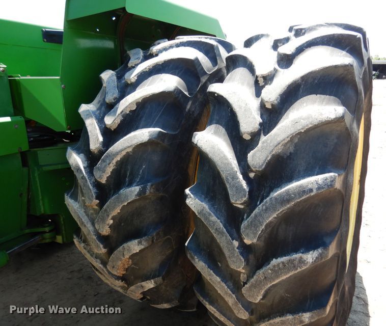 image for item IL9433 1993 John Deere 8970  4WD tractor