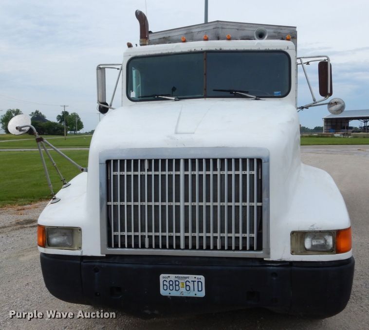 image for item IL9448 1994 International 9400  fertilizer delivery truck