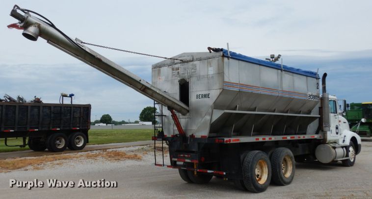 image for item IL9448 1994 International 9400  fertilizer delivery truck