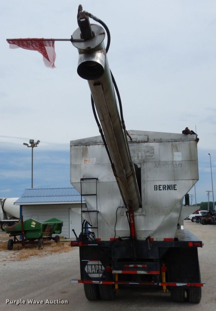 image for item IL9448 1994 International 9400  fertilizer delivery truck