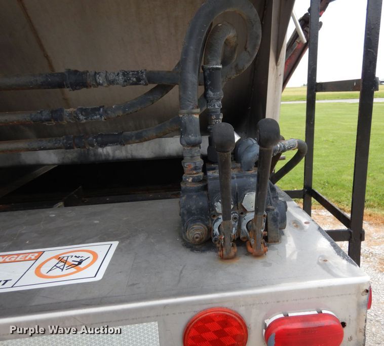 image for item IL9448 1994 International 9400  fertilizer delivery truck