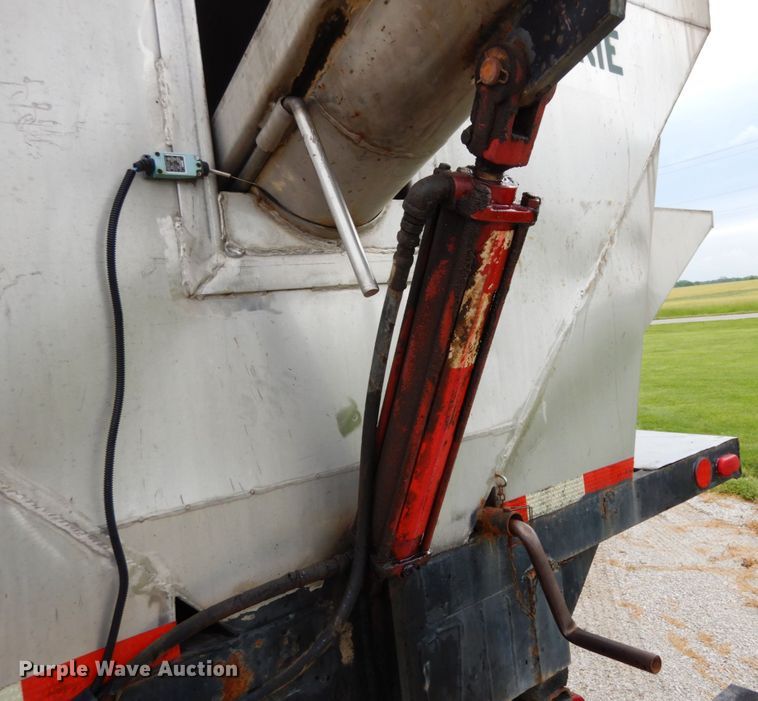 image for item IL9448 1994 International 9400  fertilizer delivery truck