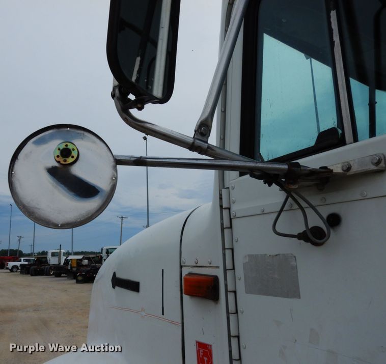 image for item IL9448 1994 International 9400  fertilizer delivery truck