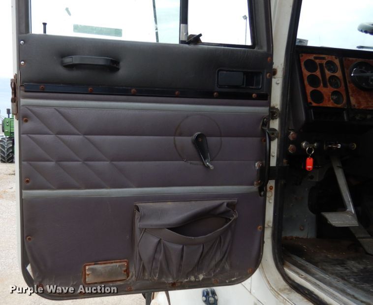 image for item IL9448 1994 International 9400  fertilizer delivery truck