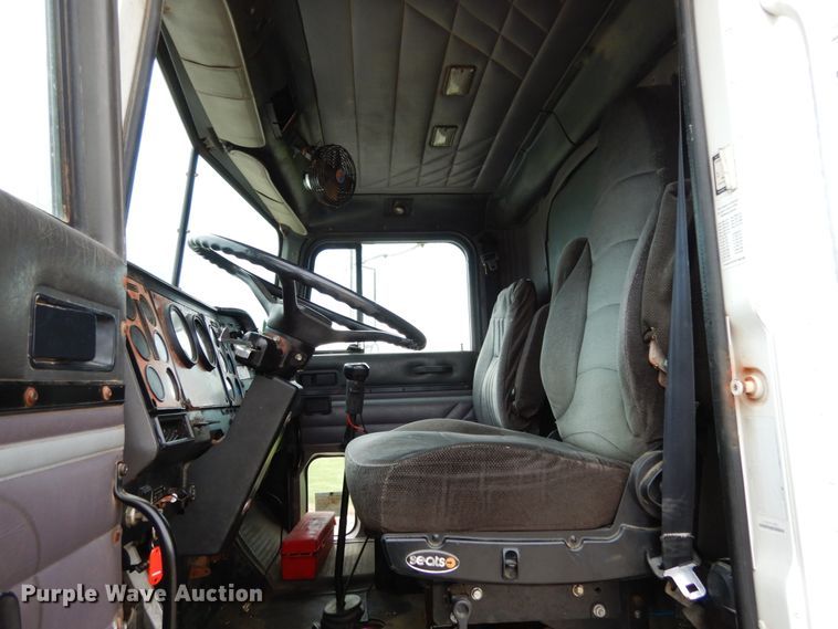 image for item IL9448 1994 International 9400  fertilizer delivery truck