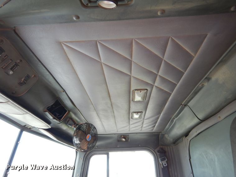 image for item IL9448 1994 International 9400  fertilizer delivery truck