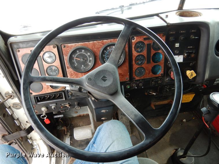 image for item IL9448 1994 International 9400  fertilizer delivery truck