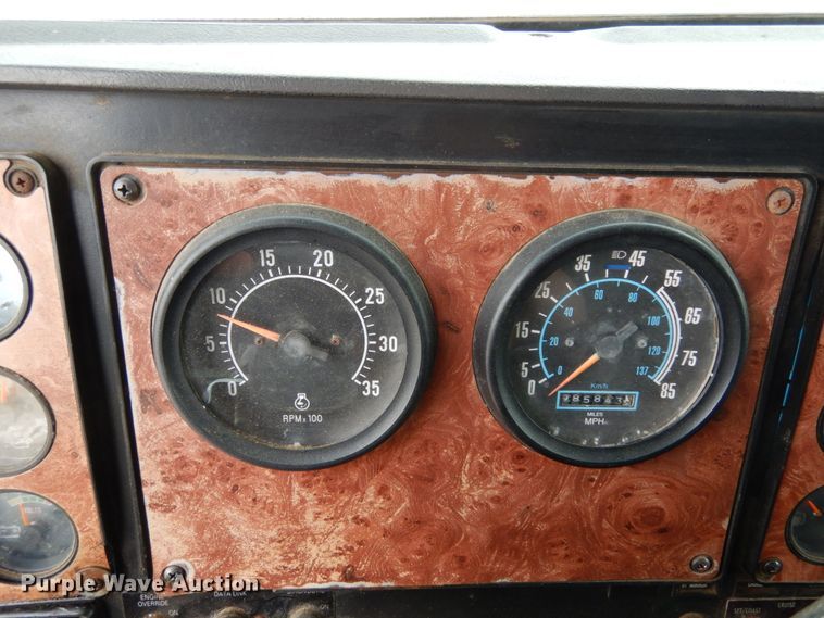 image for item IL9448 1994 International 9400  fertilizer delivery truck