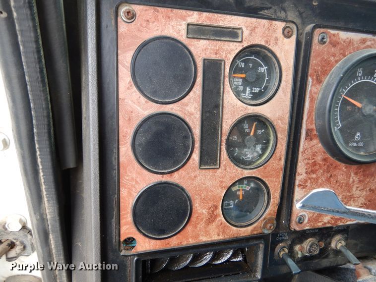 image for item IL9448 1994 International 9400  fertilizer delivery truck