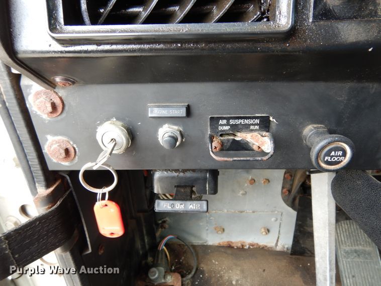 image for item IL9448 1994 International 9400  fertilizer delivery truck