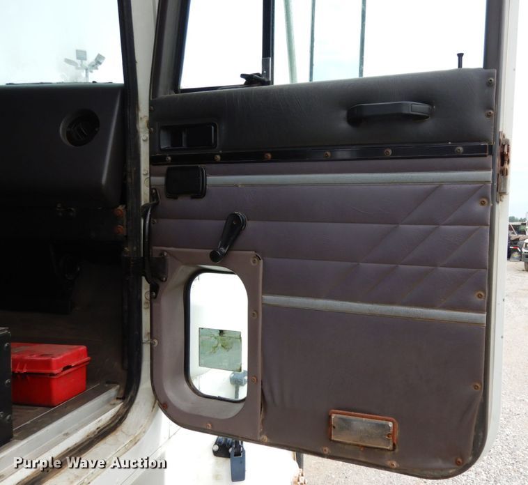 image for item IL9448 1994 International 9400  fertilizer delivery truck