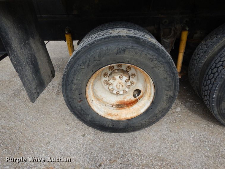 image for item IL9448 1994 International 9400  fertilizer delivery truck