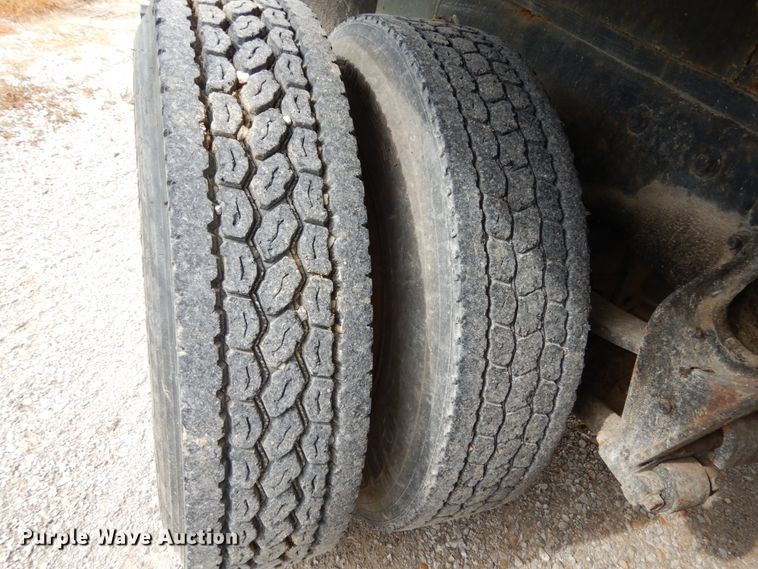 image for item IL9448 1994 International 9400  fertilizer delivery truck