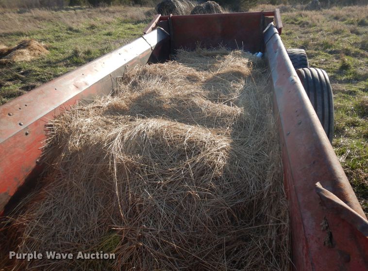image for item IP9152 New Holland 185  manure spreader