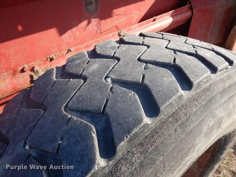 image for item IP9152 New Holland 185  manure spreader