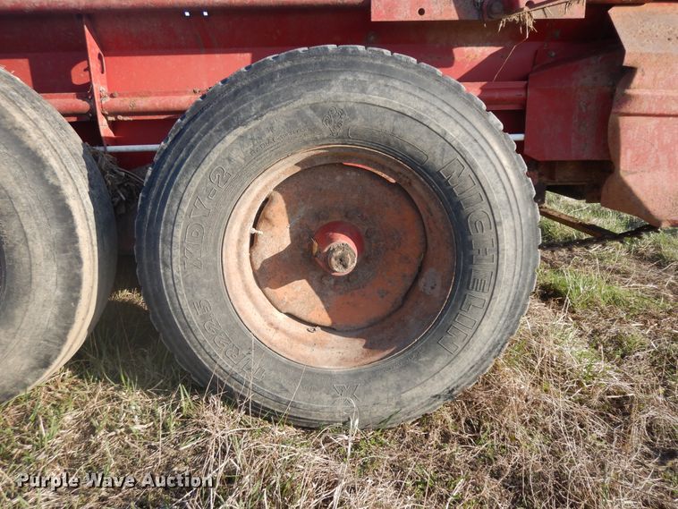 image for item IP9152 New Holland 185  manure spreader