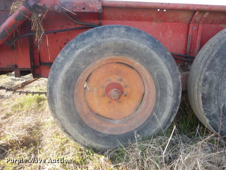 image for item IP9152 New Holland 185  manure spreader