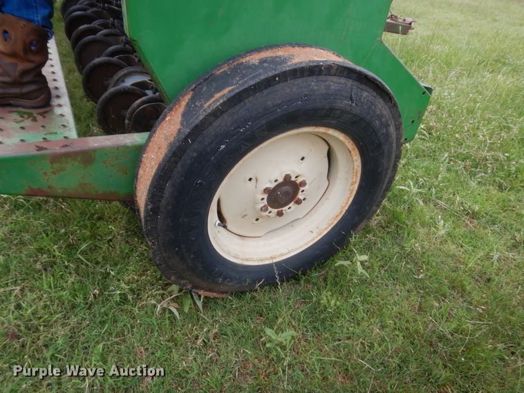 image for item IP9890 Great Plains Solid Stand 13  grain drill