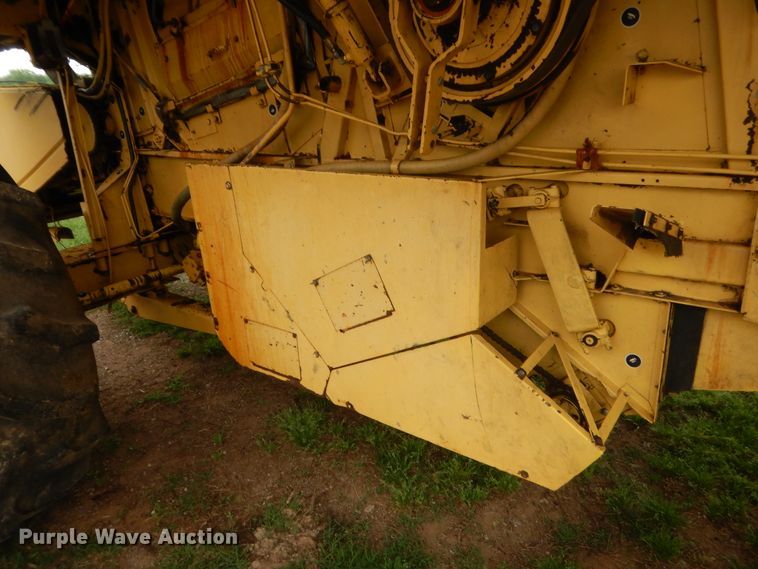 image for item IP9891 1986 New Holland TR86  RWA combine