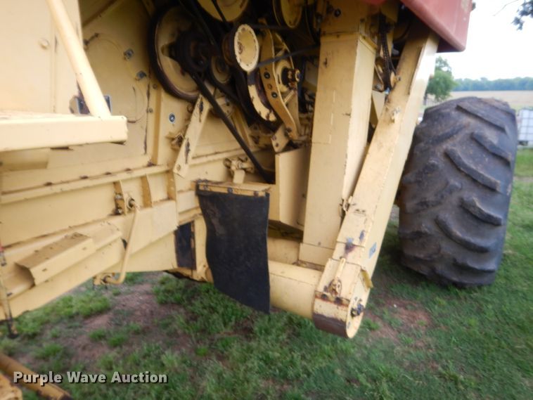 image for item IP9891 1986 New Holland TR86  RWA combine