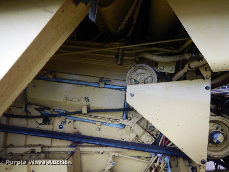 image for item IP9891 1986 New Holland TR86  RWA combine